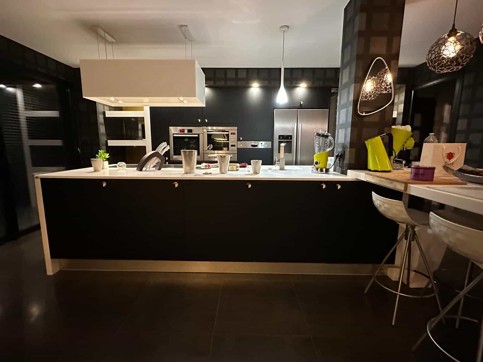 Cuisine habillée en covering façades noires