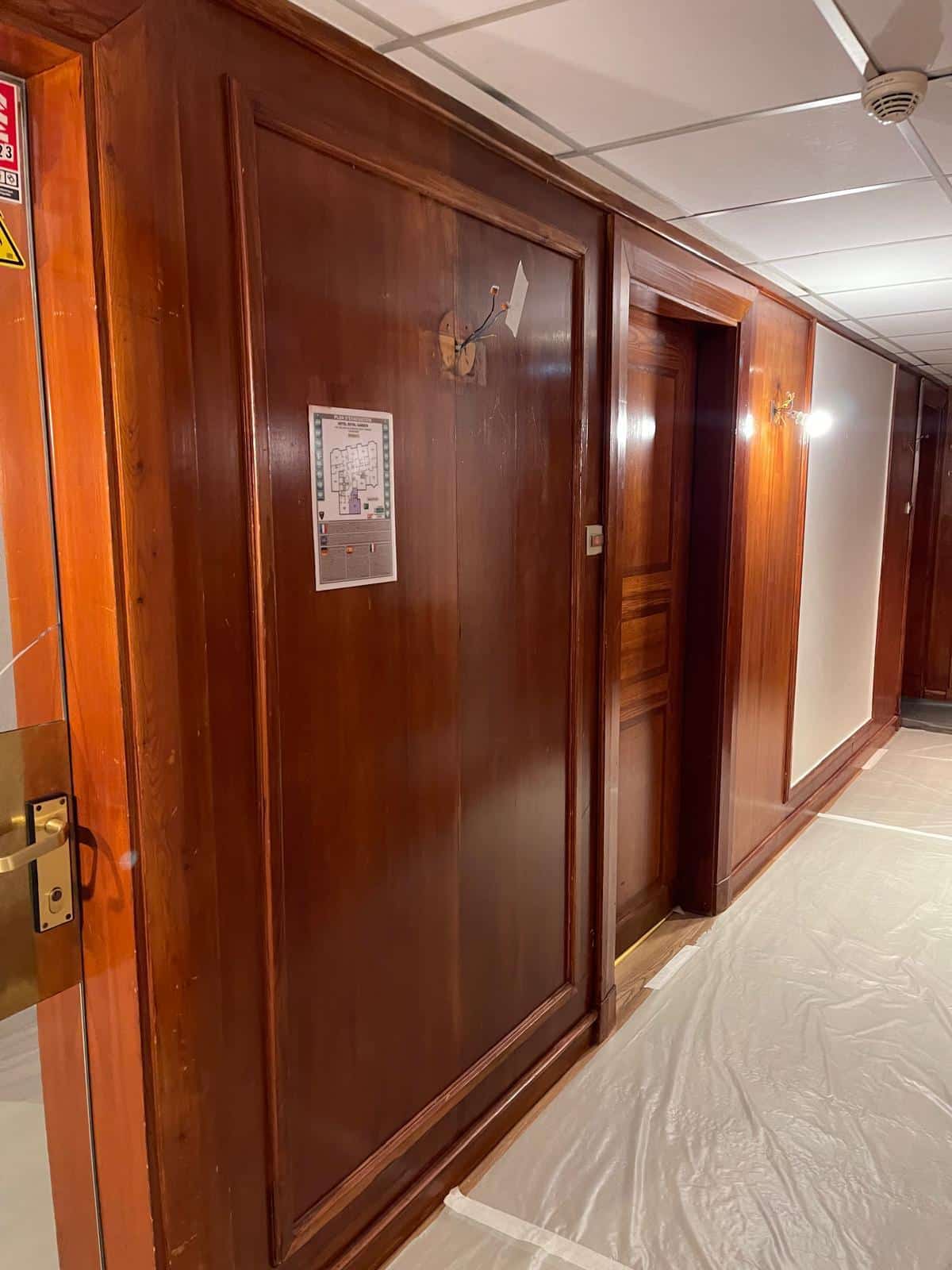 Salle de bain hôtel — covering bois sur-mesure