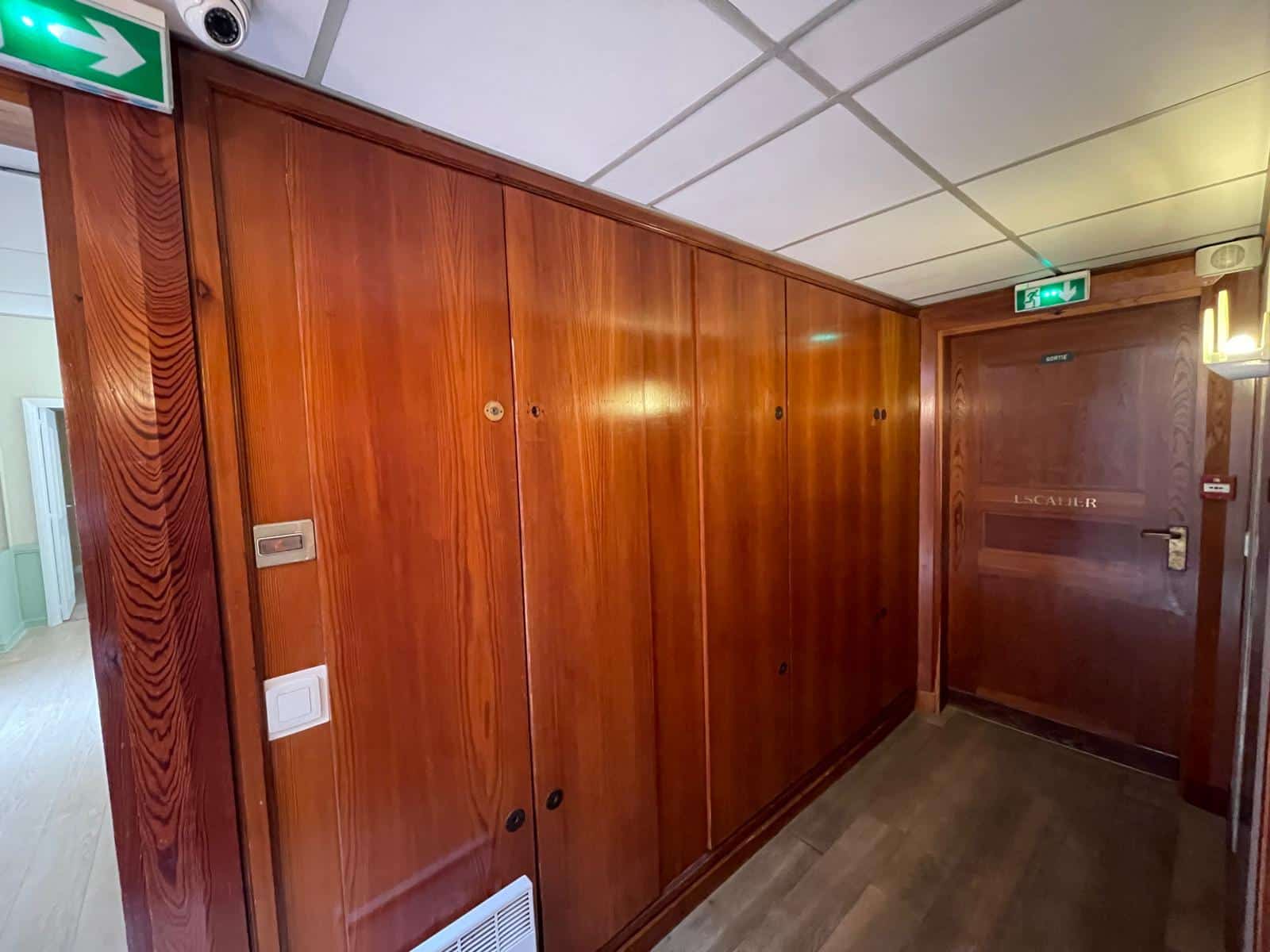 Couloir hôtel habillé en covering bois