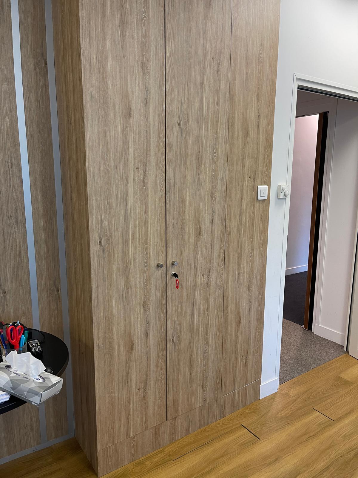 Dressing habillé en covering bois chêne