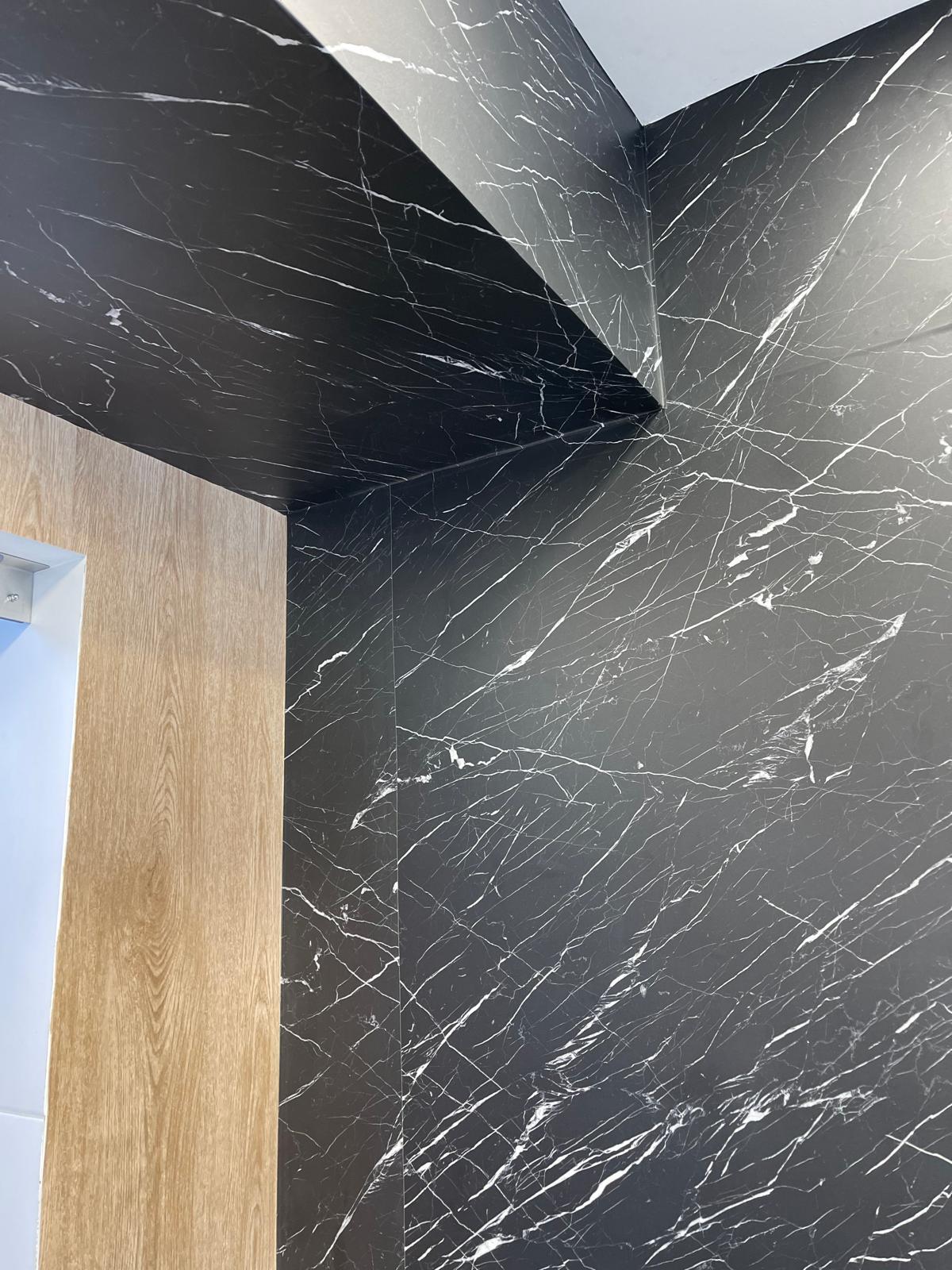 Surface habillée d'un film décoratif effet marbre